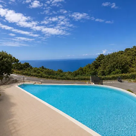 Piscina, Terrazza Panoramica E Parcheggio Cipressa
